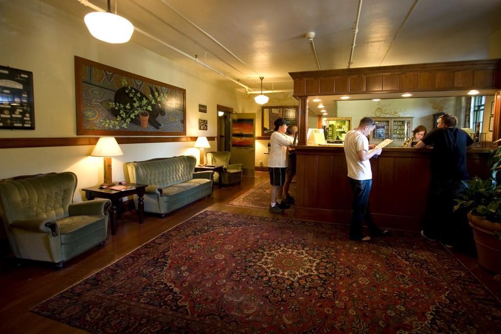 Отель Mcmenamins Edgefield Траутдейл Экстерьер фото