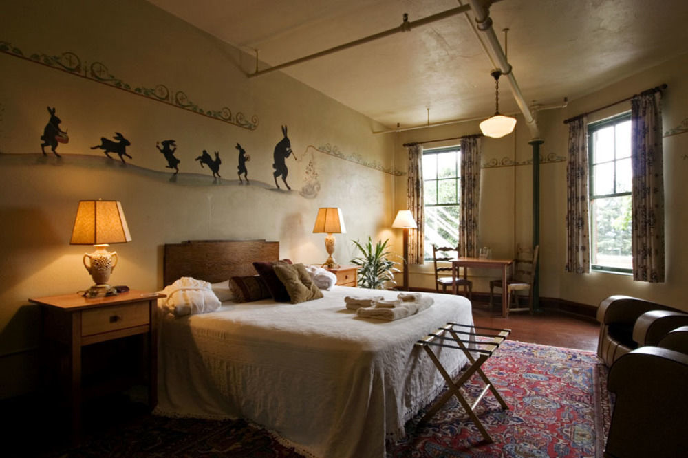 Отель Mcmenamins Edgefield Траутдейл Экстерьер фото
